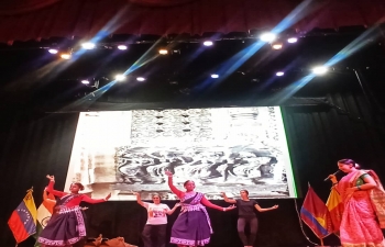 Celebrando el dia de clausura del 2do. Festival de Cine  Independiente de Valencia-2024 el sabado 23 de marzo de 2024 con un taller de danzas clasicas y folcloricas de la India. Artistas locales venezolanas presentaron un taller de danza Odishi & Dandia a un publico apasionado e interesado en la cultura de la India.